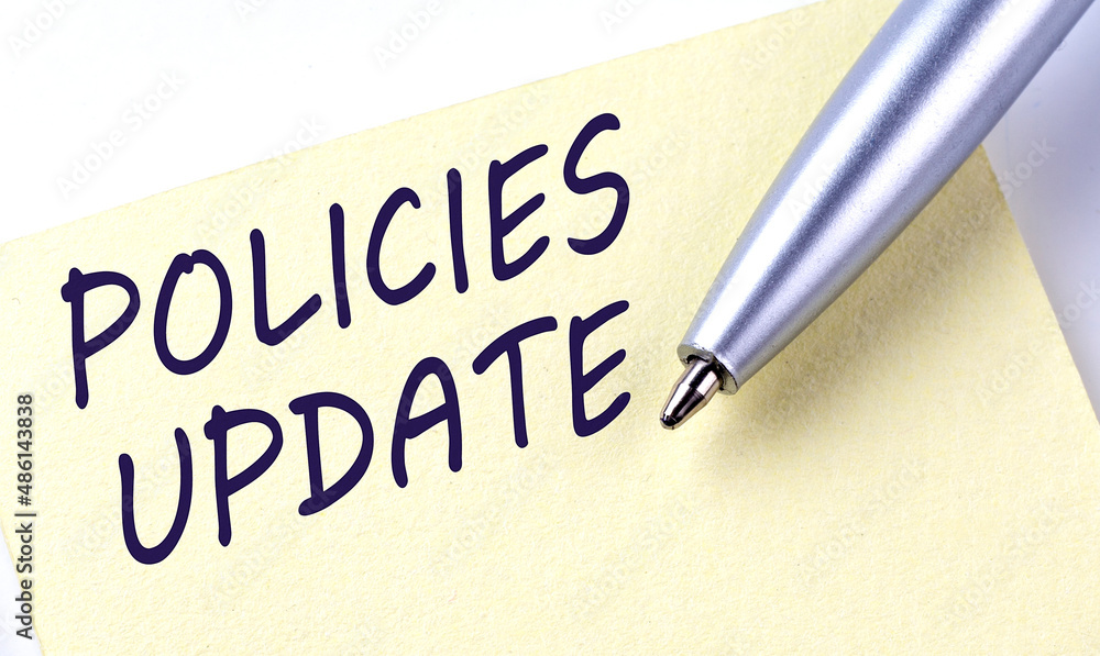 Aufkleber sticky note message policies update with pen on white background
