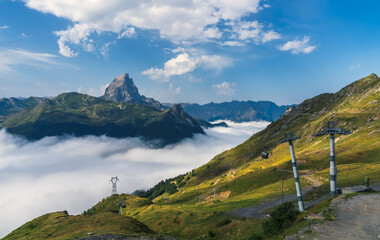 Vistas del Midi d'Ossau sobre un mar de nubes desde la estación del teleférico de La Sagette