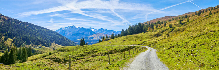 Schönes Bergpanorama im Salzburger Land oberhalb von Wald im Pinzgau,  in Österreich.