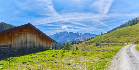 Schönes Bergpanorama im Salzburger Land oberhalb von Wald im Pinzgau,  Österreich.
