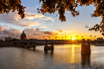 Toulouse Pont Saint-Pierre bridge with Garonne river at twilight in France - obrazy, fototapety, plakaty
