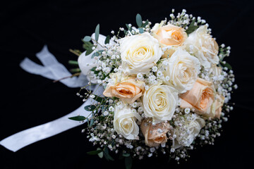 Obraz na płótnie Canvas Romantic Wedding Bouquet. White and Champagne Roses with Baby's-breath