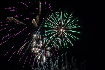fotografia de fuegos  artificiales, cohetes, luces en el cielo, petardos, fiesta de luces, 