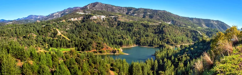 Rugzak Panoramic view of the Arminou Reservoir on the Dhiarizos River at the Troodos Mountains in the Paphos District, Republic of Cyprus © rustamank
