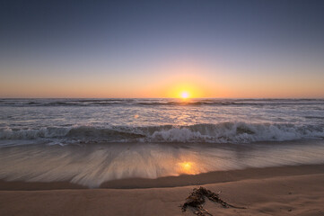 puesta de sol en al orilla del mar