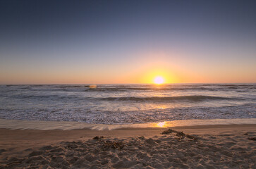 puesta de sol en al orilla del mar
