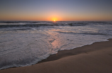 puesta de sol en al orilla del mar