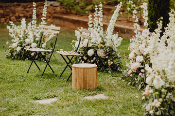 Les sièges des mariés décorés de fleurs