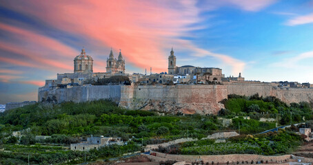 Obraz premium Wispy clouds over Mdina at Dusk