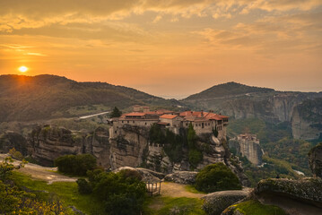 Fototapeta na wymiar Beautiful Sunrise in the valley of Meteora