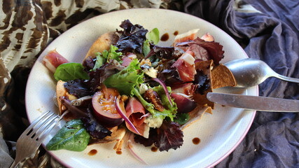 Ensalada de lechugas con jamón, queso azul, higos secos y nueces