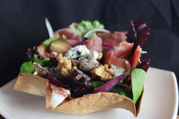 Ensalada de lechugas con jamón, queso azul, higos secos y nueces