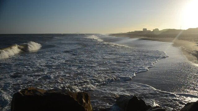 Las olas del mar al atardecer. Olas de izquierda a derecha.