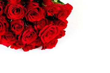 Bouquet de roses rouges sur fond blanc avec espace pour texte