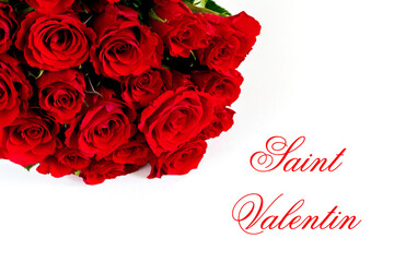 Bouquet de roses rouges sur fond blanc avec texte "Saint Valentin" en français