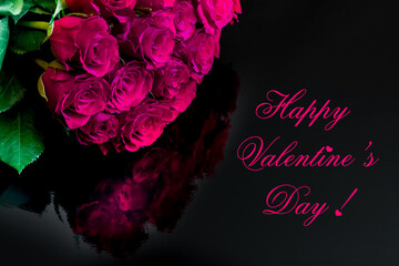 Bouquet de roses couleur fuchsia sur fond noir, avec reflet. Avec l'inscription "Joyeuse Saint Valentin" en anglais.