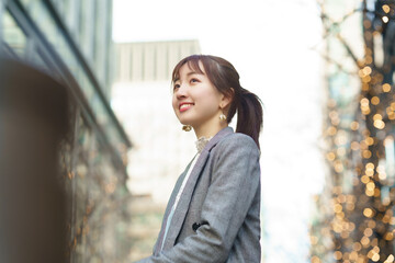 オフィスカジュアル姿の若い女性
