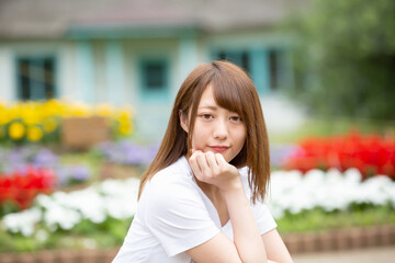 見つめる女性
