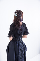 Naklejka premium 黒いドレスを着てポーズする女性 Cosplay
