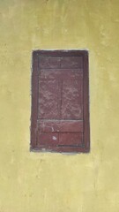 Obraz na płótnie Canvas old wall with window of vintage house in urban area