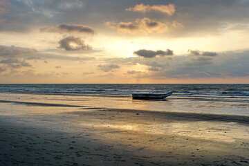 Obraz premium Fishing boat on the beach at sunset in Las Penas, Ecuador