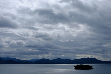 静かな入江と小島