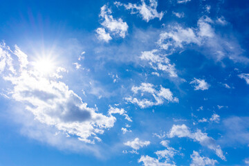 太陽のフレアと爽やかな青空と雲の背景素材_v_sky_30