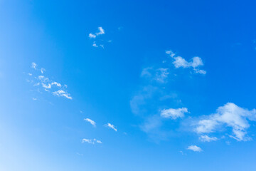 Fototapeta na wymiar 太陽のフレアと爽やかな青空と雲の背景素材_v_sky_43