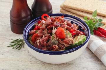 Tuna salad with bean and tomato