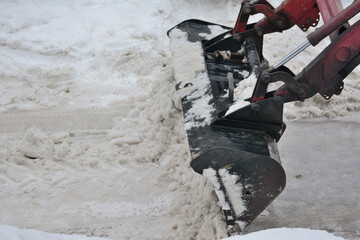 Mechanical snow clearing using a tractor and bucket