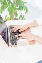 カフェでパソコンを使う女性の手