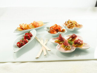 Aperitivos sobre tabla de cristal. Appetizers on glass table.