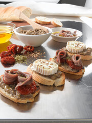 Aperitivos, tapas, quesos anchoas y verduras. Appetizers, tapas, cheese, anchovies and vegetables.