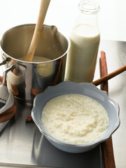 Arroz con leche, elaboración. Rice pudding, elaboration.