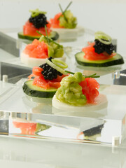 Canapés de pepino y salmón. Cucumber and salmon canapés.