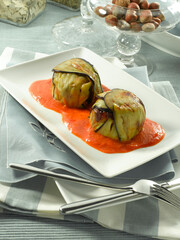 Berenjenas rellenas con salsa de tomate. Stuffed aubergines with tomato sauce.