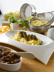 Pasta con estofado de buey comida italiana. Pasta with beef stew Italian food