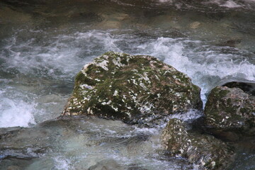Rocce sul fiume