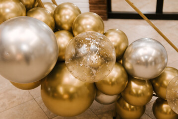 The round photo zone is decorated with gold and silver birthday balls, the work of an aerodesigner, close-up