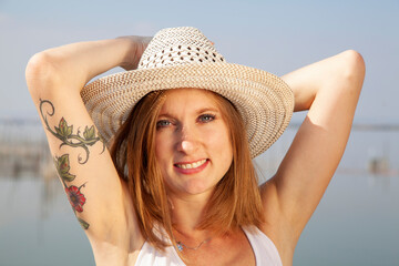 Mujer con sombrero de paja al sol