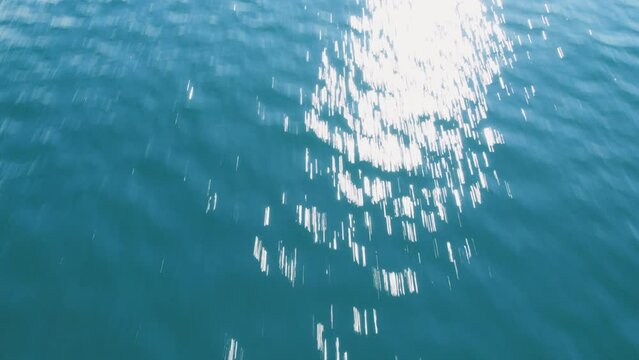 ドローン撮影　太陽のきらめく海面スレスレを飛行する素材　4K UHD