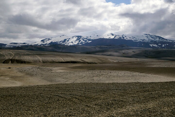 Von Vulkanasche gepräge Landschaft an der Route 26 am Fuße des Vulkans Hekla in Island