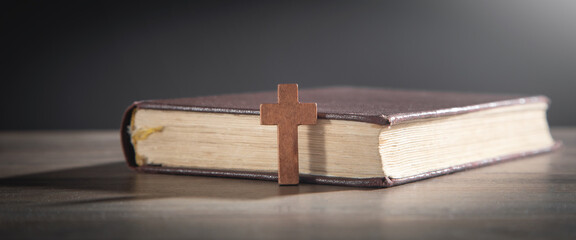 Obraz premium Christian cross and Bible on the wooden background.