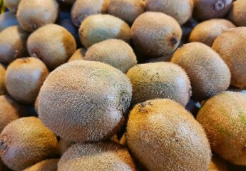Kiwis in the greengrocer aisle.