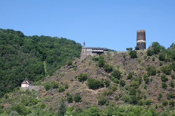 Fototapeta na wymiar Pauluskapelle und Burg Bischofstein bei Burgen an der Mosel