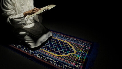Fototapeta premium muslim boy prayer ready al-quran close up