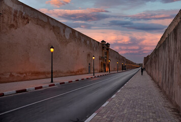 Bella vista en perspectiva de una larga calle de Rabat (Marruecos) prácticamente desierta...