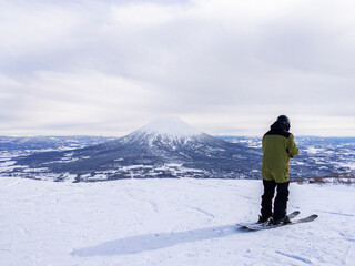 Fototapeta na wymiar Skier and snowy volcano (Niseko, Hokkaido, Japan)