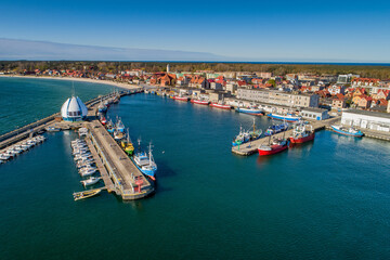 Fototapeta na wymiar widok z drona na port i miasteczko Hel