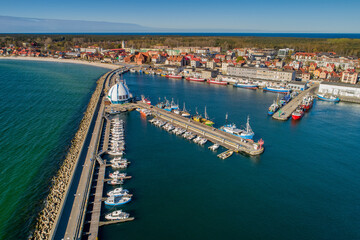 widok z drona na port i miasteczko Hel
